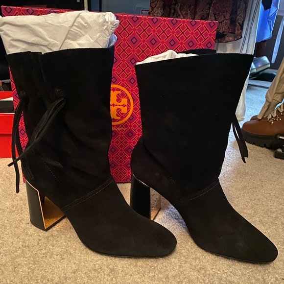 Tory Burch Shoes - TORY BURCH - GiGi 85mm Bootie
Gorgeous TORY BURCH suede, ankle boot.